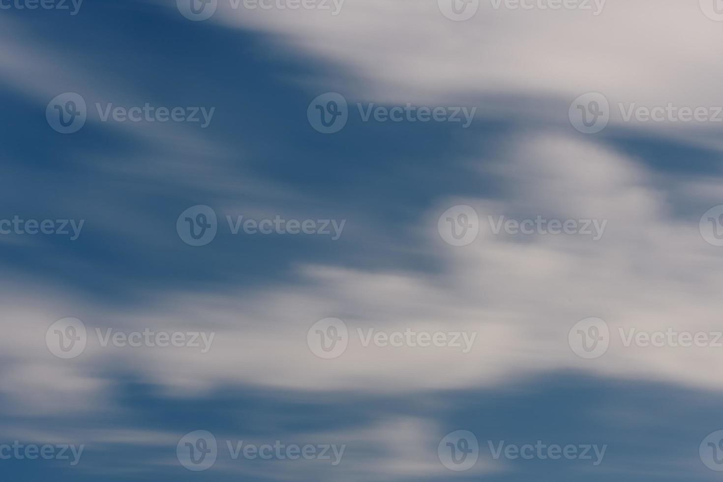 lucht met wolken verkregen met lange belichtingstijd foto