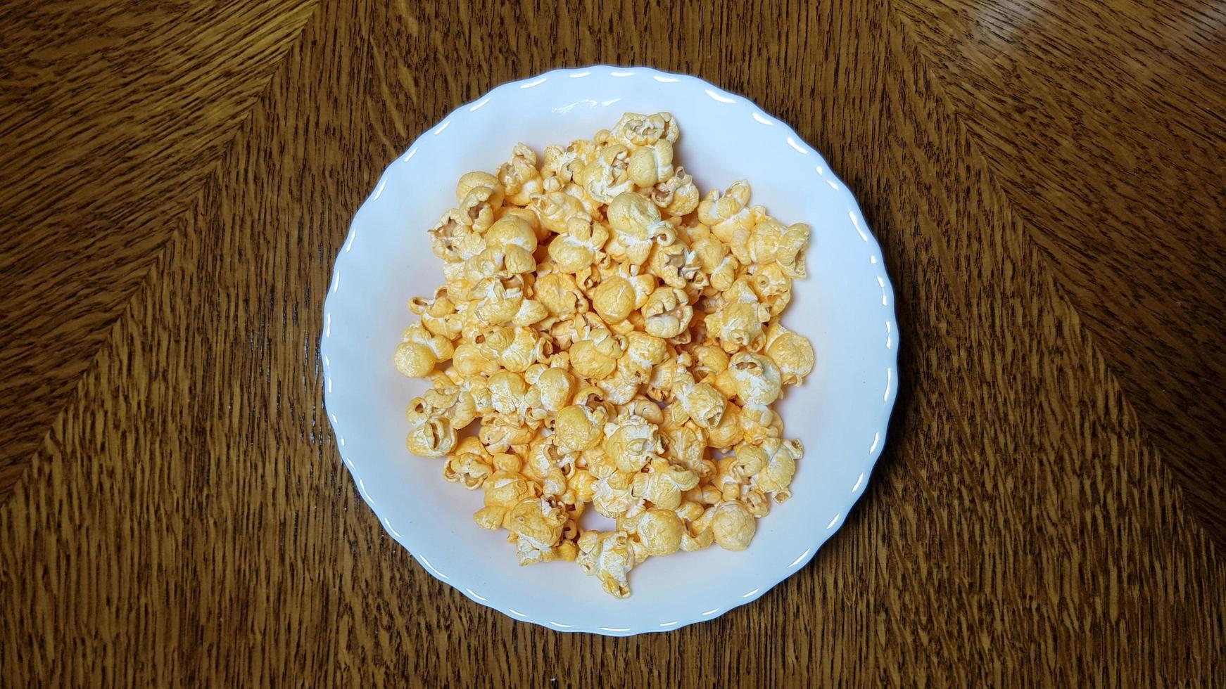 zoute popcorn in de witte kom foto