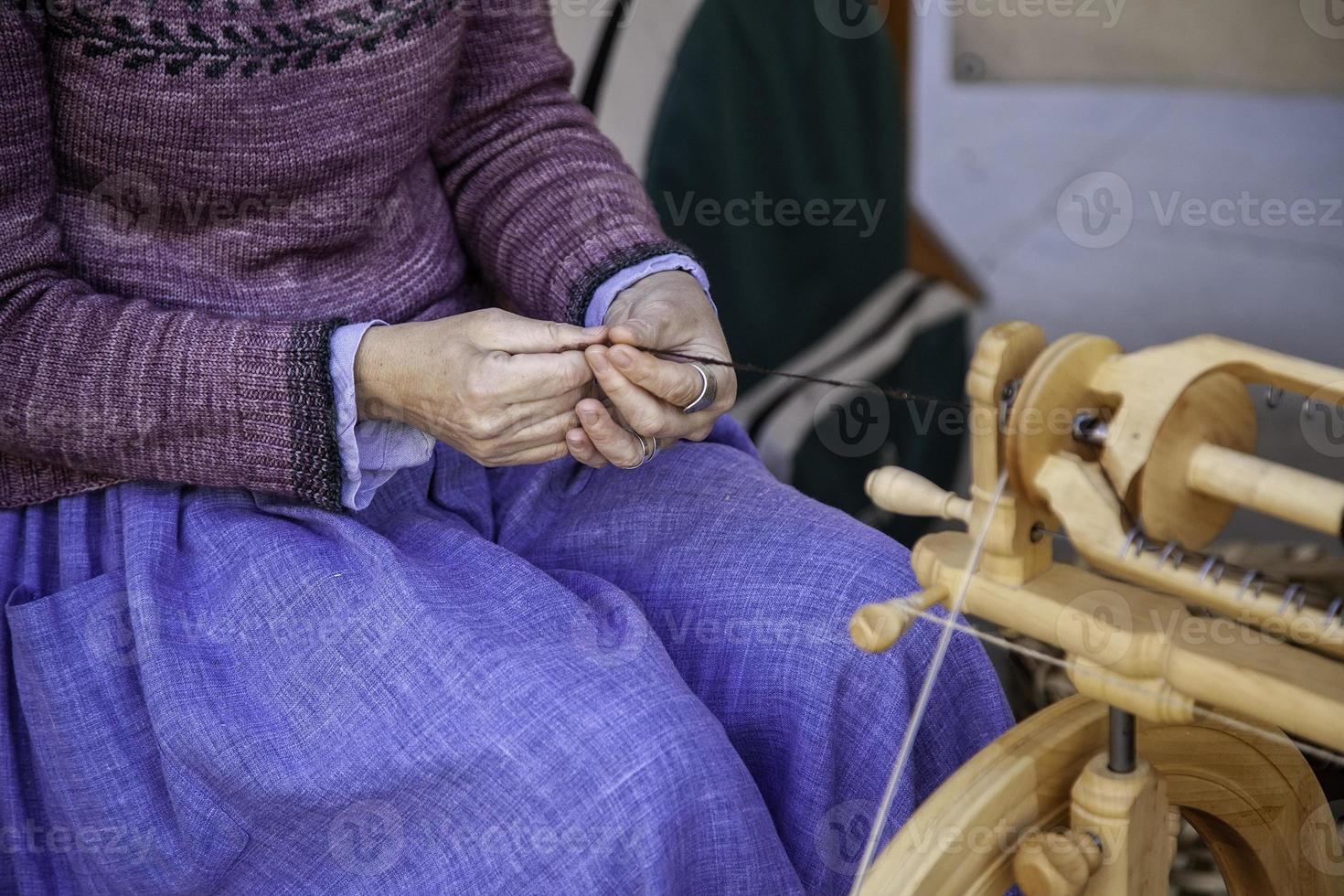 spinner aan het werk naaien foto