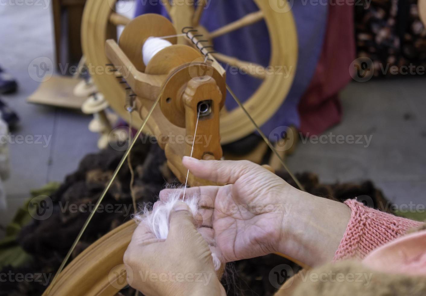 spinner aan het werk naaien foto