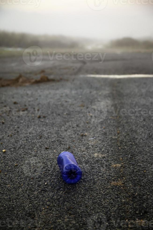 plastic fles op de grond foto