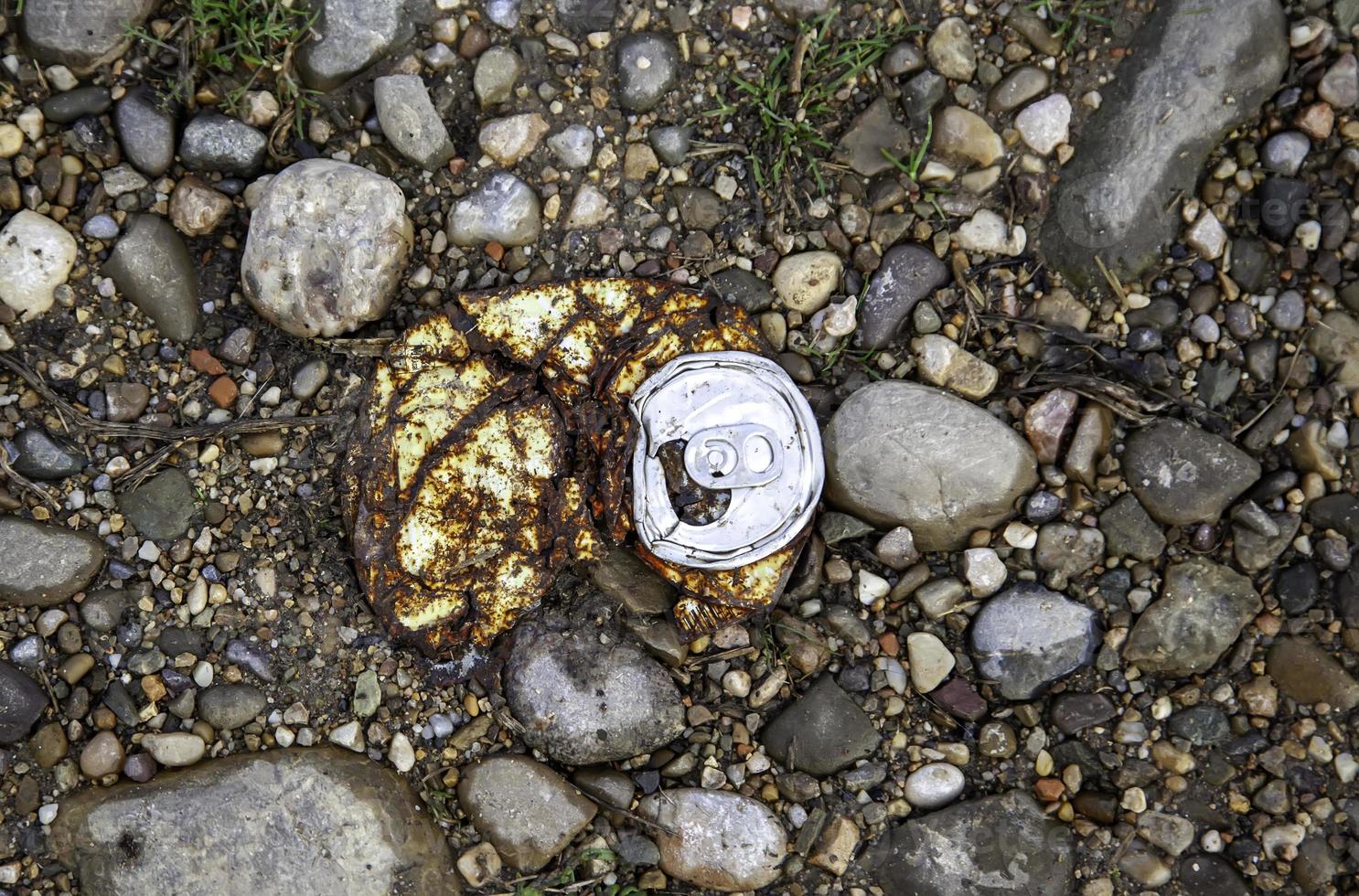 roestig blikje op de grond foto