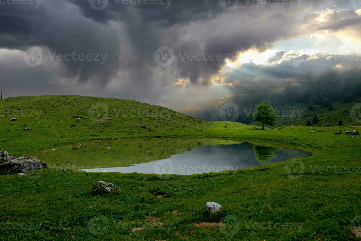 berg meer na de storm foto