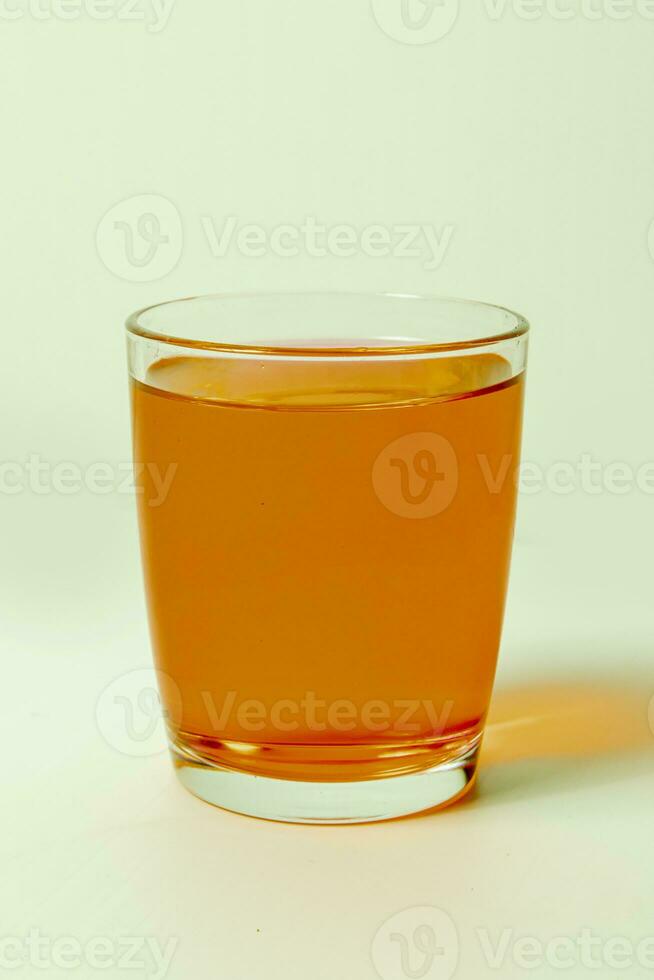 oranje sap in een glas Aan een wit achtergrond, dichtbij omhoog foto