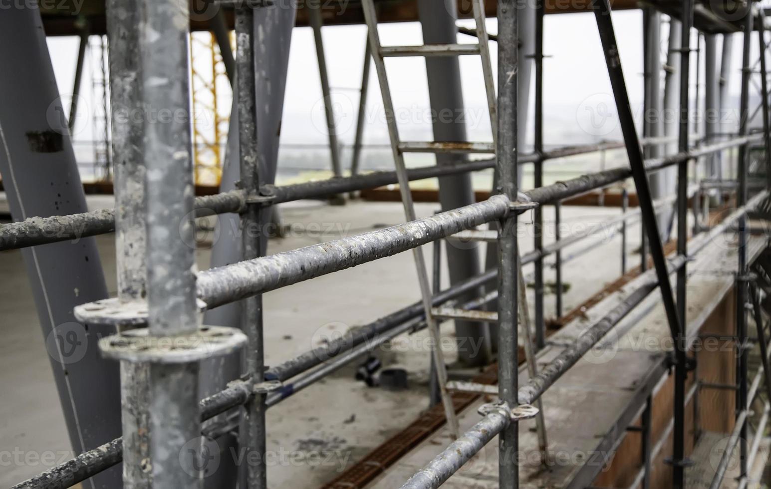 metalen steigers op bouwplaats foto