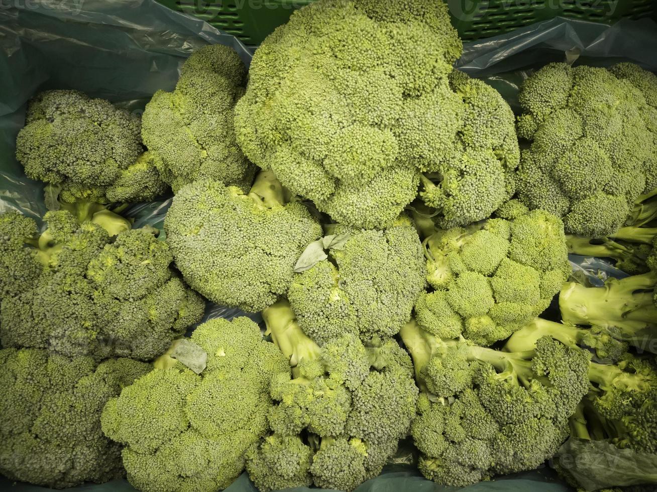 broccoli bij de groenteman foto