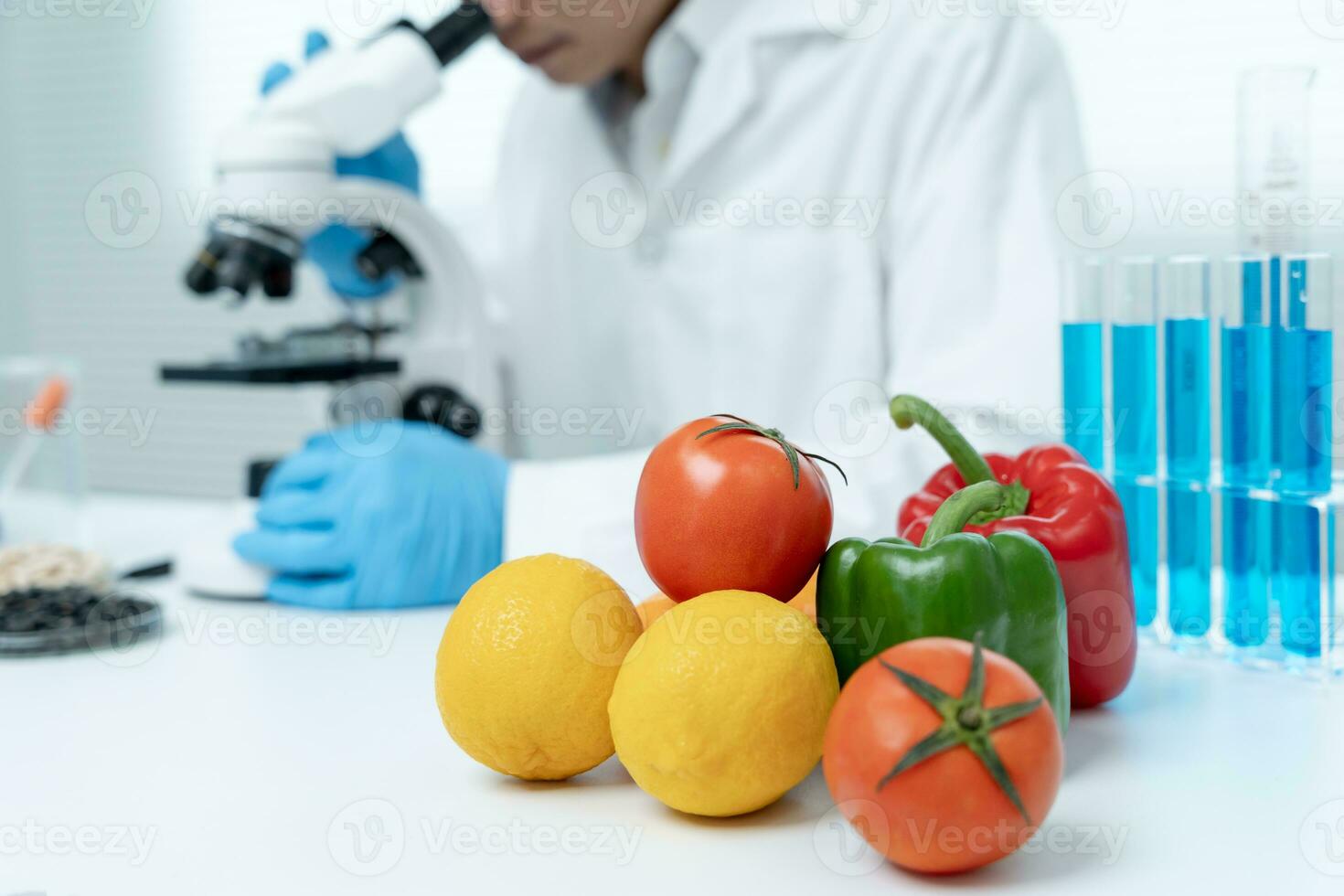 wetenschapper controleren chemisch voedsel residuen in laboratorium. controle experts inspecteren kwaliteit van fruit, groenten. laboratorium, gevaren, rohs, vind verboden stoffen, besmetten, microscoop, microbioloog foto