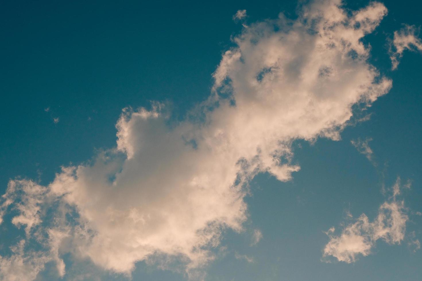 diepblauwe lucht en hoge wolken in de zonnestralen bij zonsondergang foto