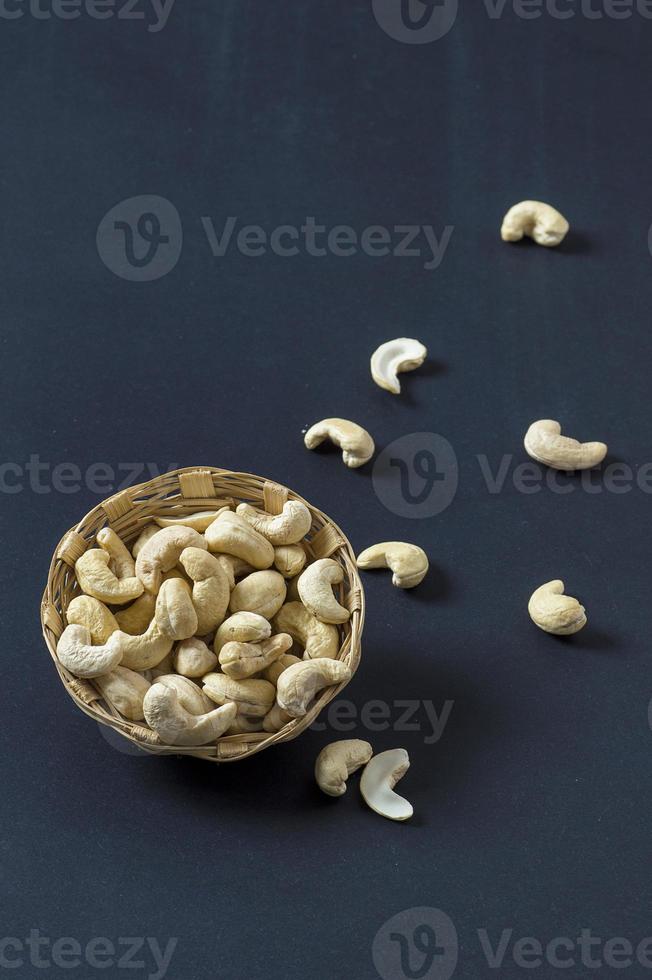 cashewnoten in mand op zwarte achtergrond foto