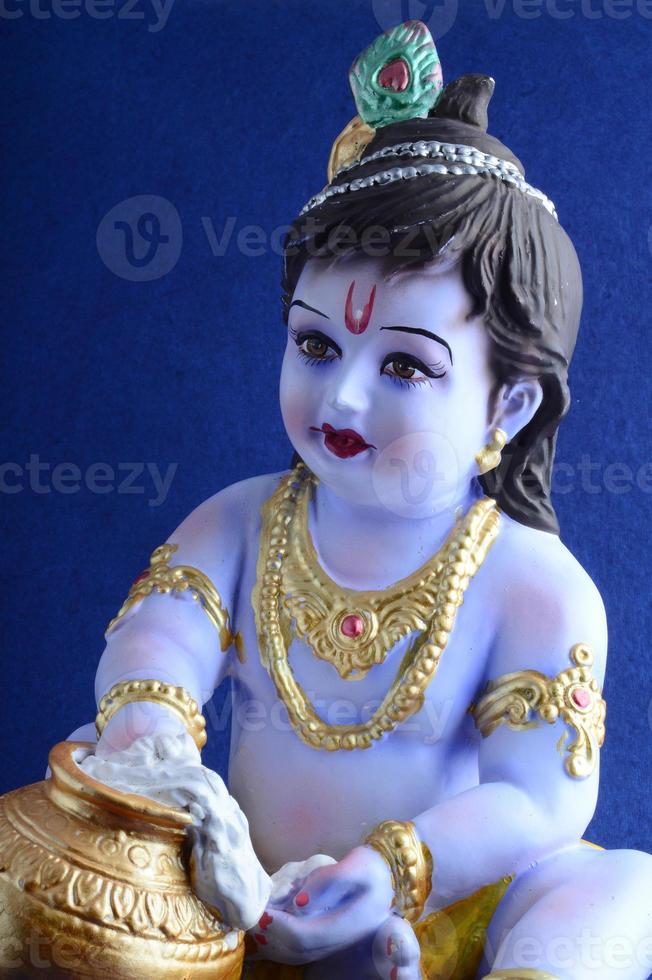 hindoe god krishna op blauwe achtergrond foto