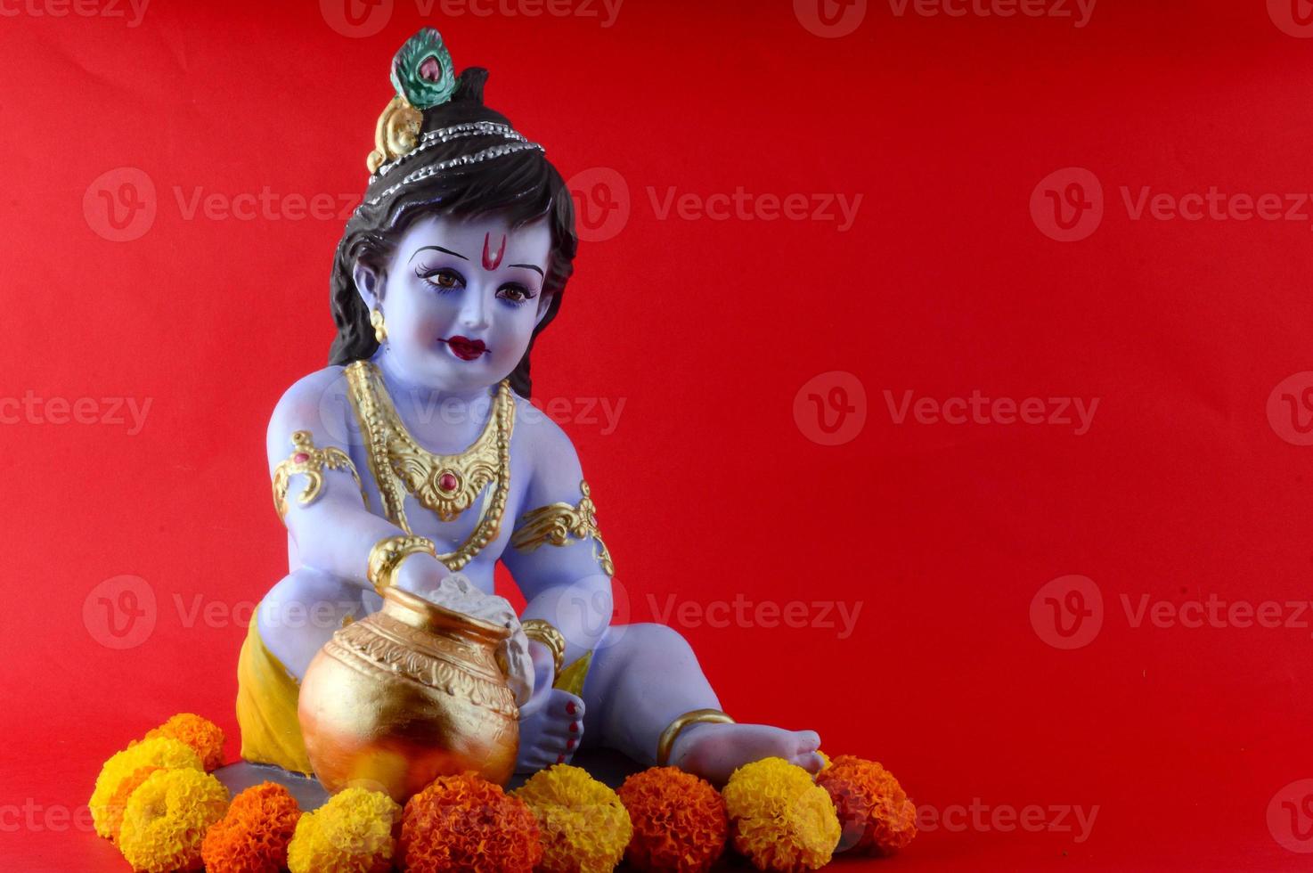 hindoe god krishna op rode achtergrond foto