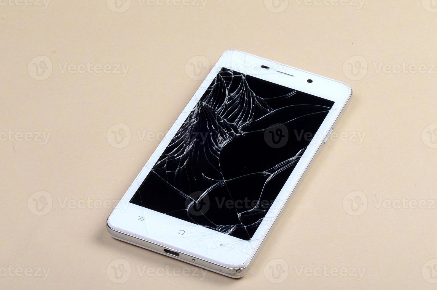 smartphone met gebroken scherm foto