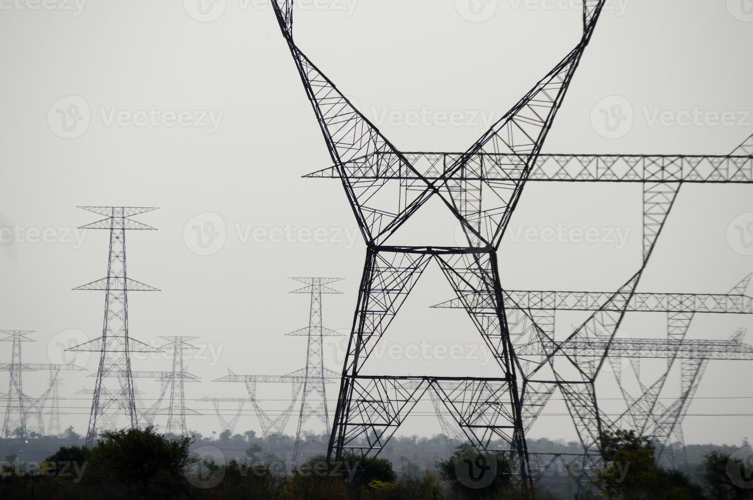 hoogspanningspost, hoogspanningstoren op blauwe hemelachtergrond. foto