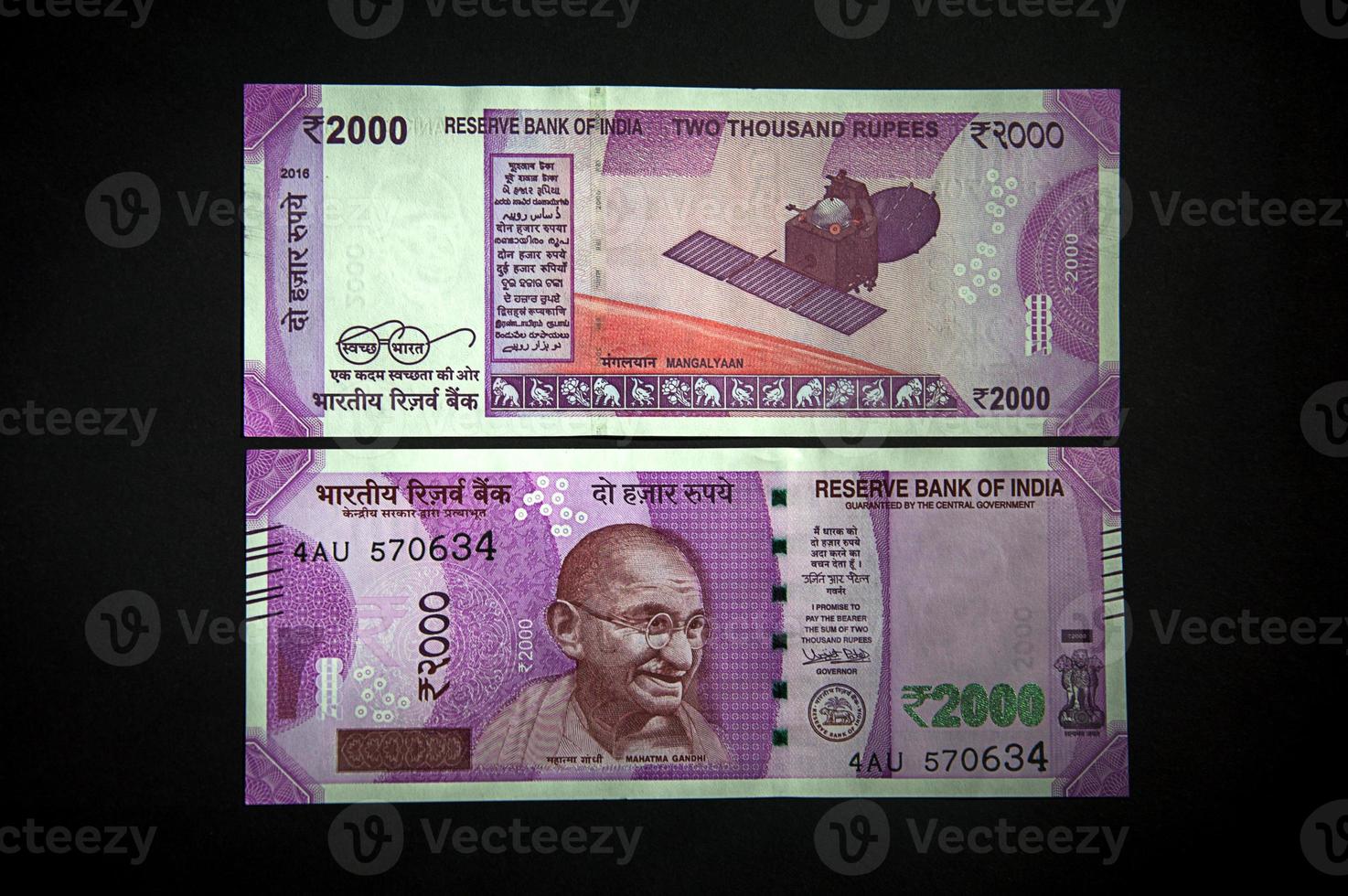 nieuwe Indiase valuta van rs.2000 op zwarte achtergrond. gepubliceerd op 9 november 2016. foto