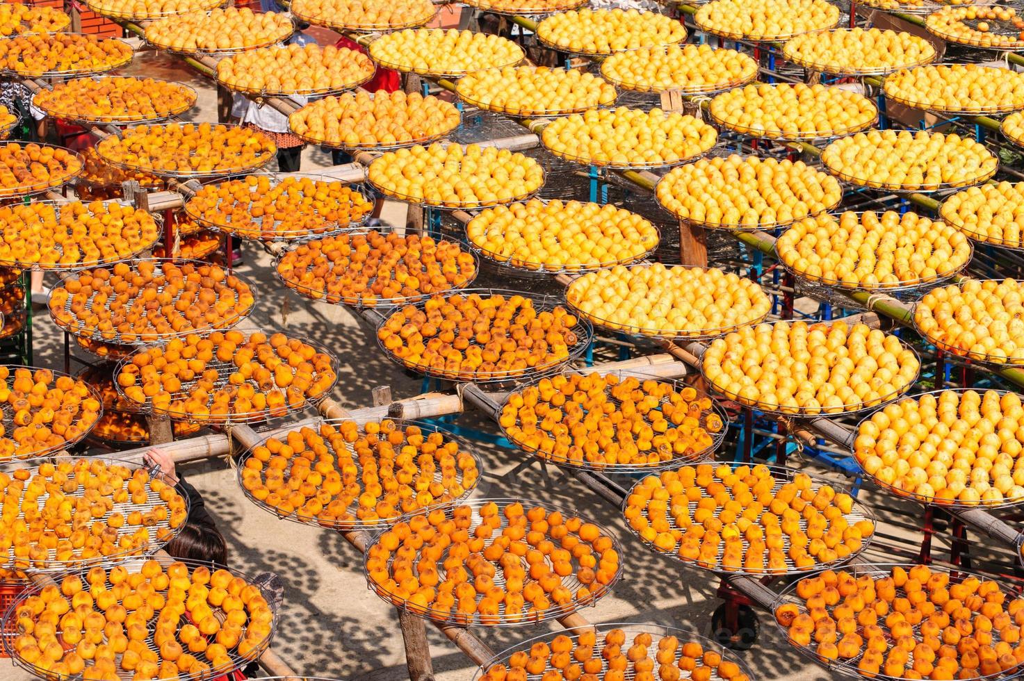 gedroogde persimmon maken onder zonlicht in taiwan foto