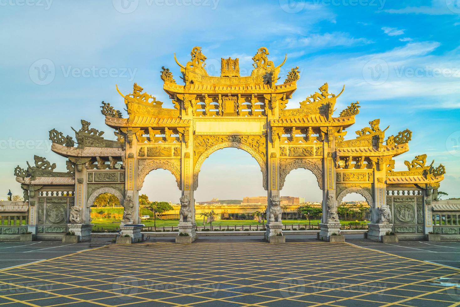 hoofdingang van de chihe-tempel in hsinchu, taiwan foto