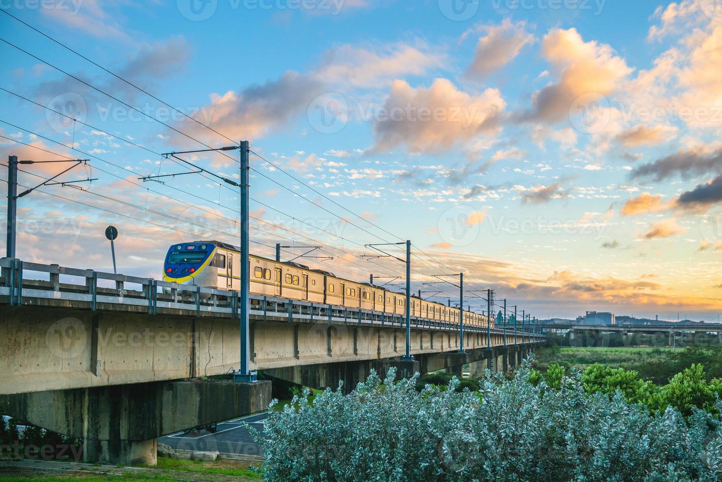 trein op de brug over de touqian rivier, hsinchu, taiwan foto