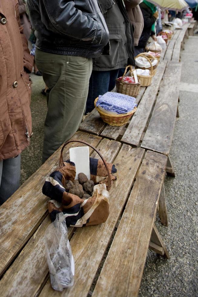 traditionele zwarte truffelmarkt van lalbenque in de perigord, frankrijk foto