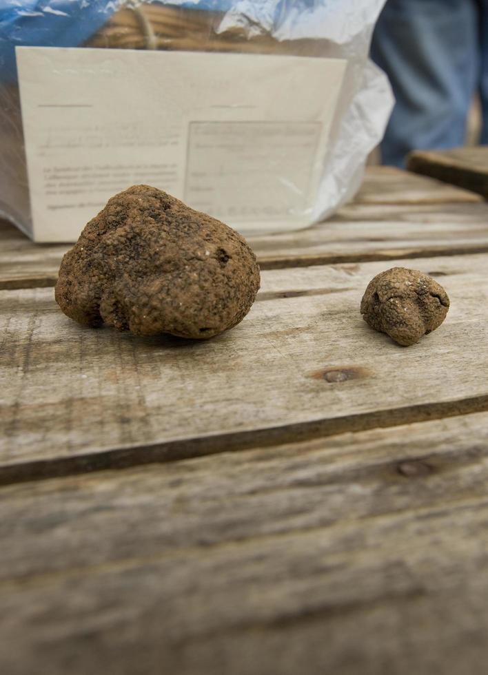 traditionele zwarte truffelmarkt van lalbenque in de perigord, frankrijk foto