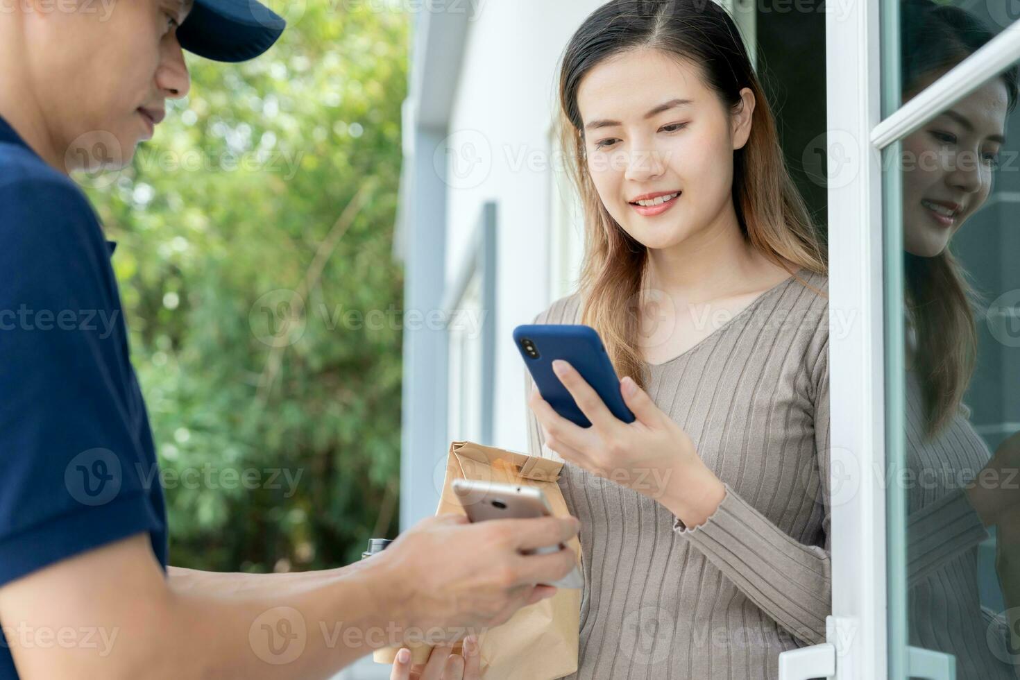 gelukkig glimlach Aziatisch vrouw scannen qr code voor betalen van voedsel. levering Mens sturen leveren uitdrukken. online winkel, papier container, afhalen, postbode, levering onderhoud, pakketjes, elektronisch geld, digitaal overdracht foto
