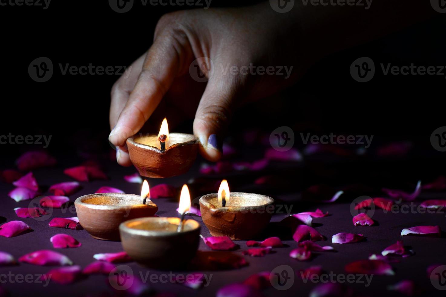 hand vasthouden en regelen van lantaarn diya tijdens diwali festival van lichten foto