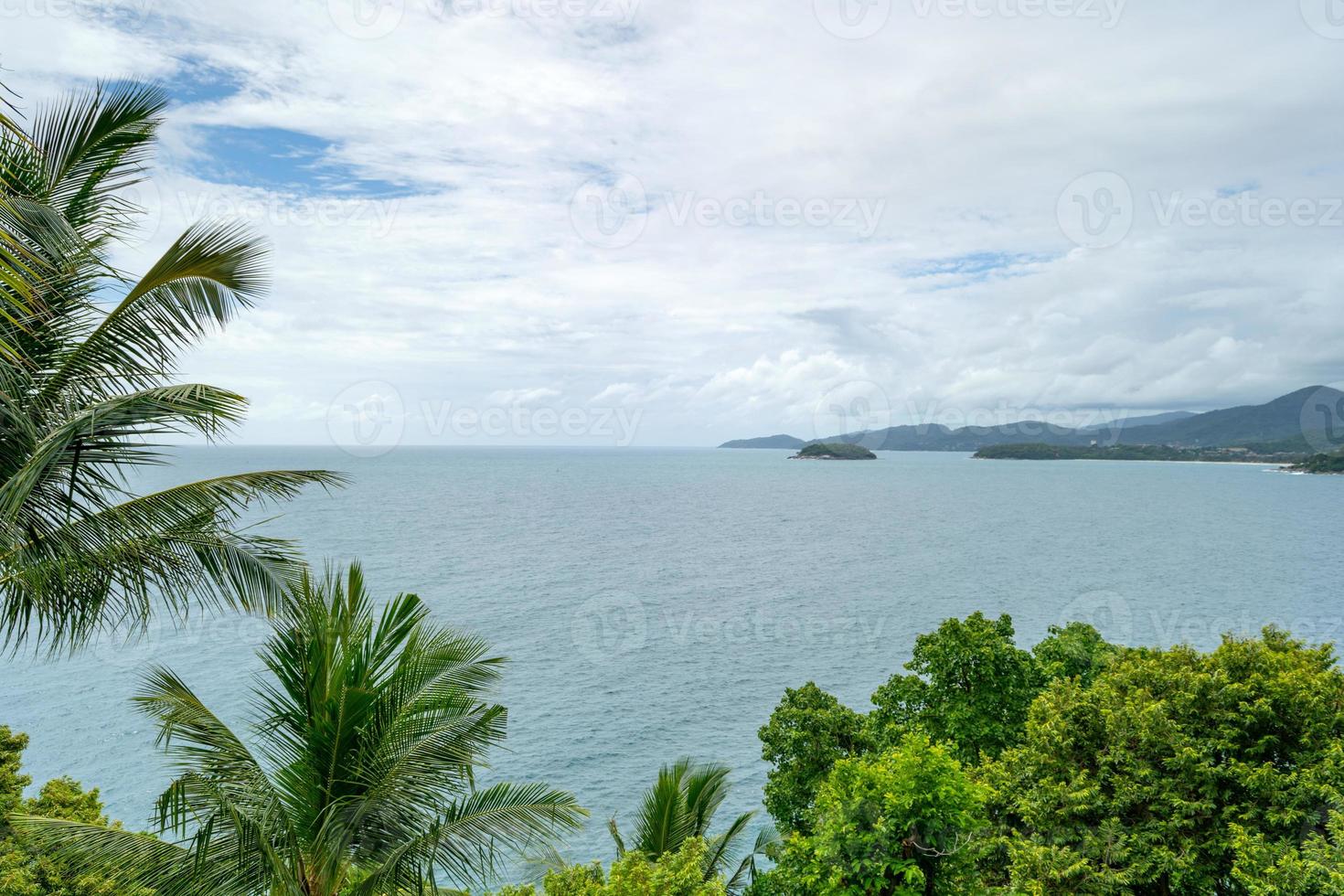 kokospalmen frame tegen blauwe lucht en tropische zee achtergrond foto
