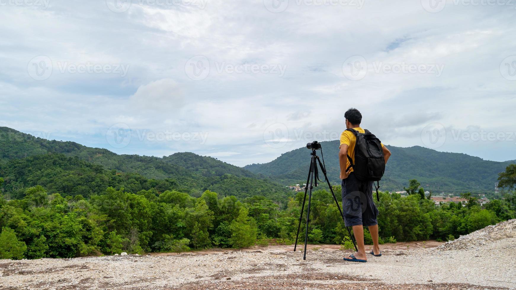 professionele mannelijke fotograaf op hoge berg maakt een foto