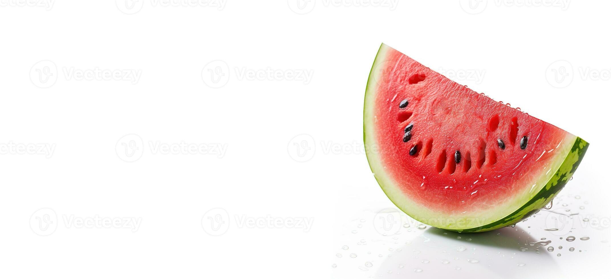 watermeloen Aan een wit met ruimte voor tekst. een plak van rijp sappig watermeloen Aan een horizontaal achtergrond. foto