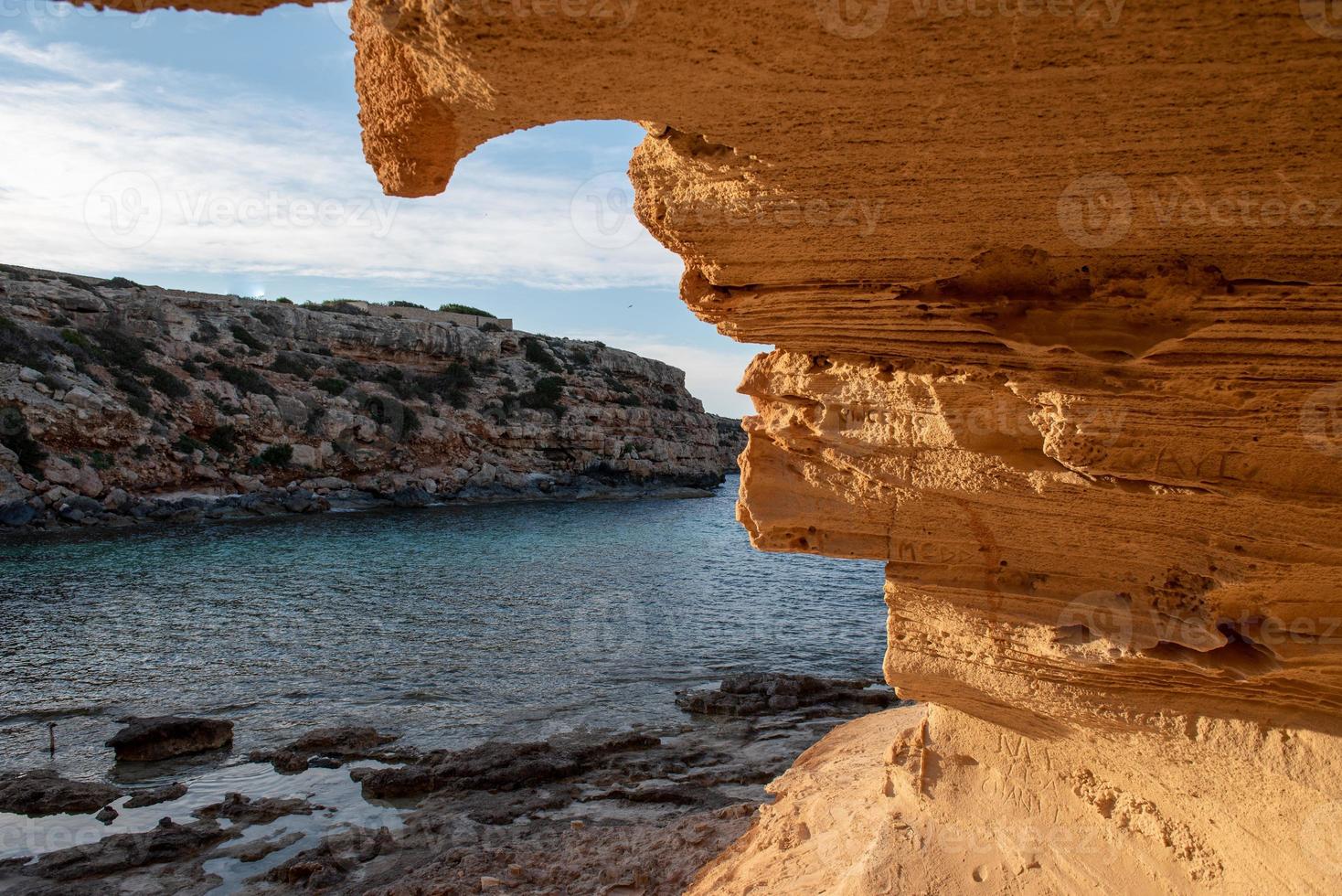 mooie cala d en baster op het eiland formentera op de balearen in spanje foto