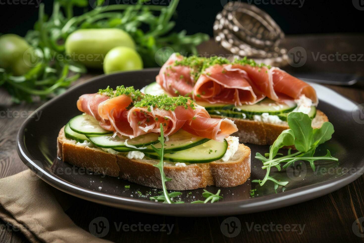 boterhammen met room kaas prosciutto komkommer en rucola Aan bord foto