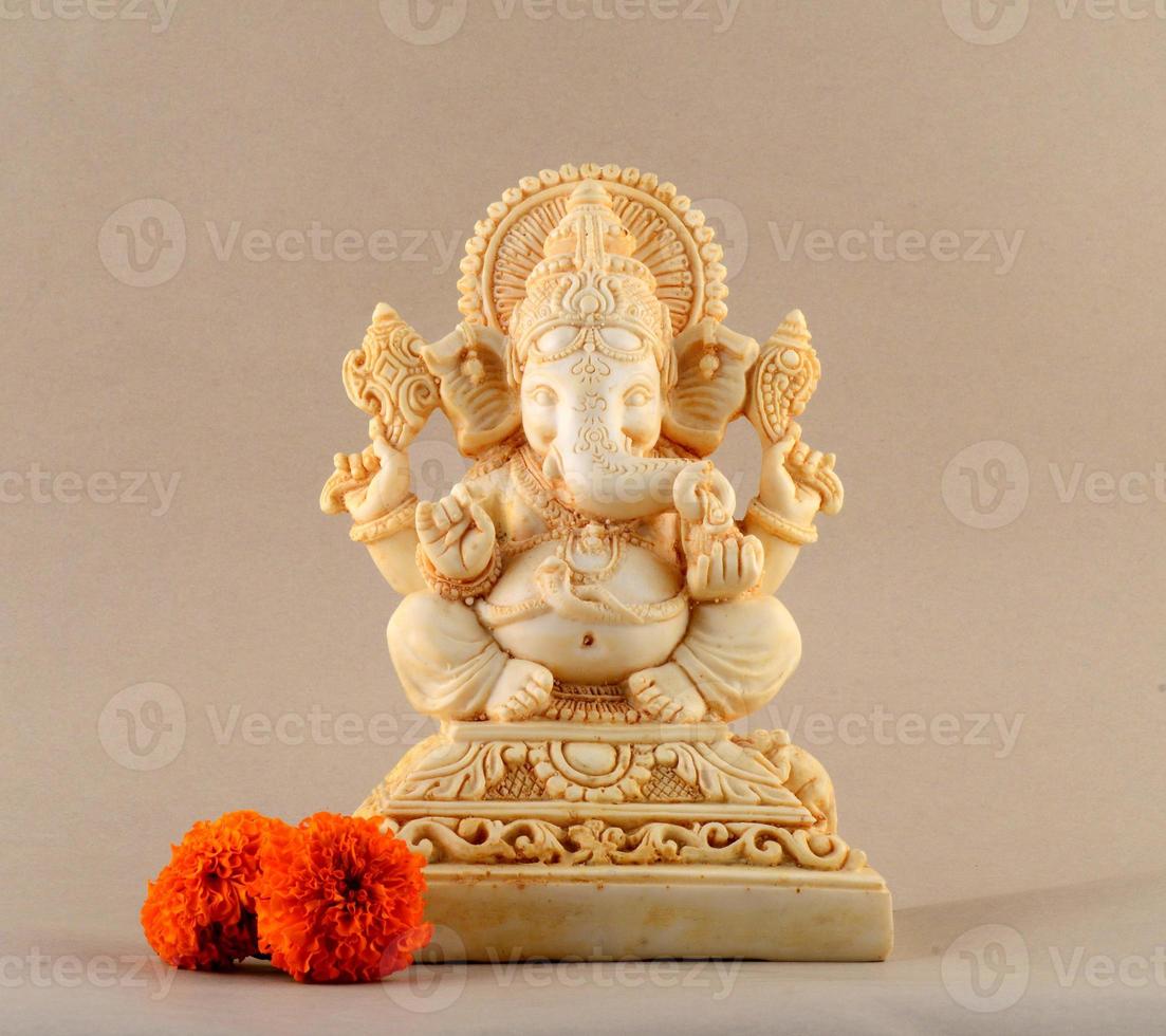 hindoe god ganesha. ganesha idool op achtergrond foto