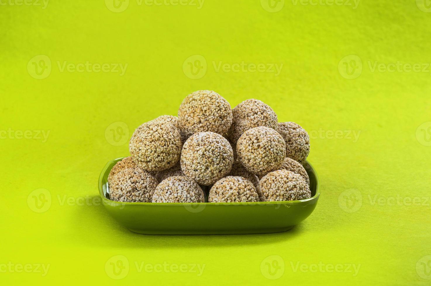 amarant of rajgira laddu, cholai ke laddo in groene plaat op groene achtergrond foto