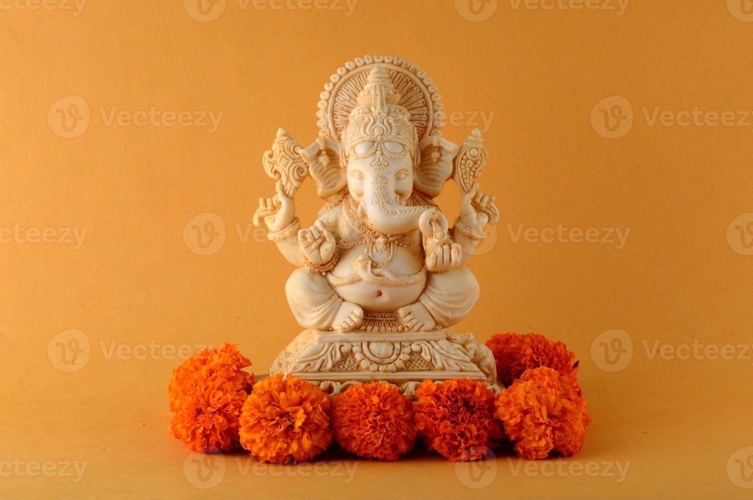 hindoe god ganesha. Ganesha idool op gele achtergrond foto