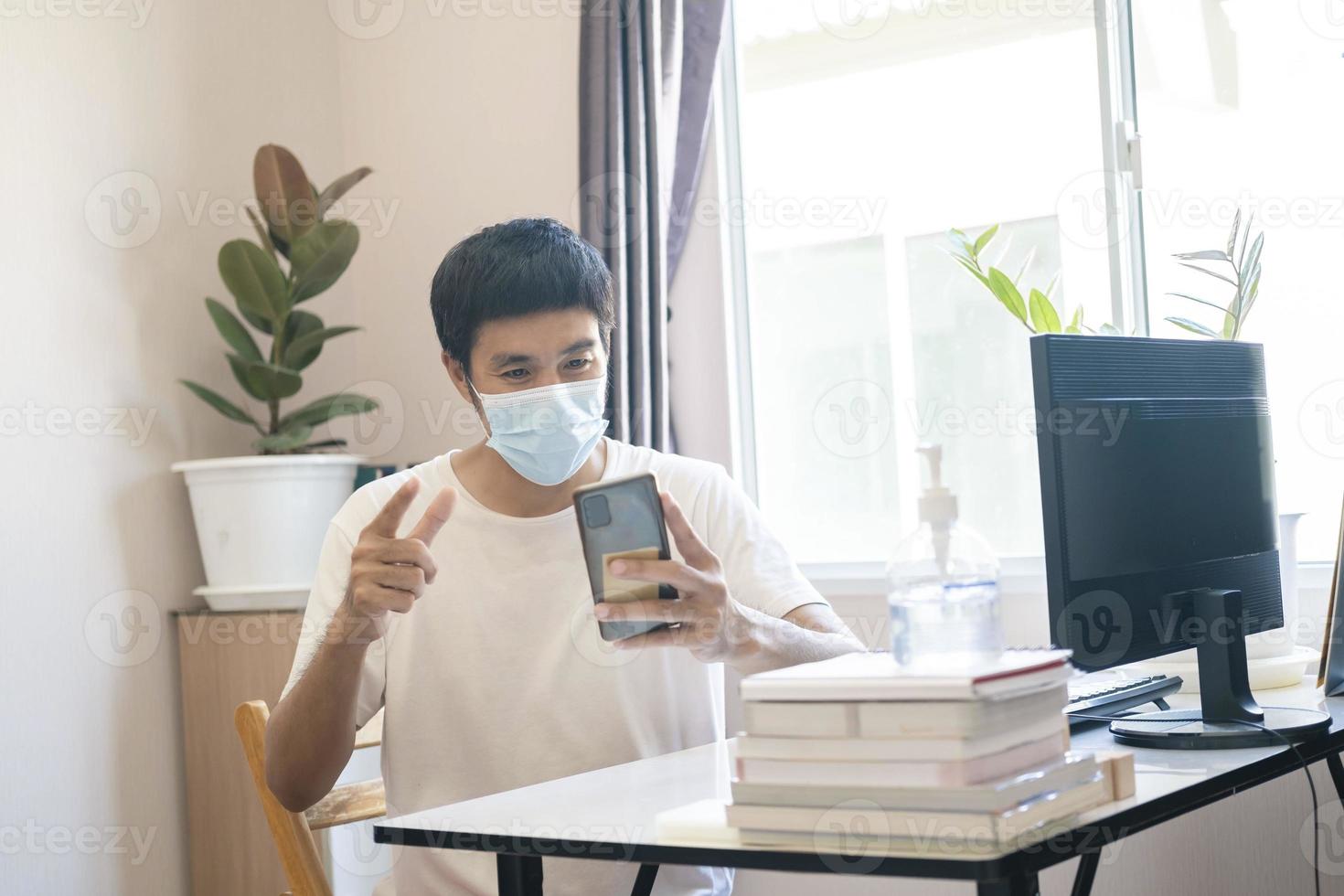 Aziatische man werkt vanuit huis foto