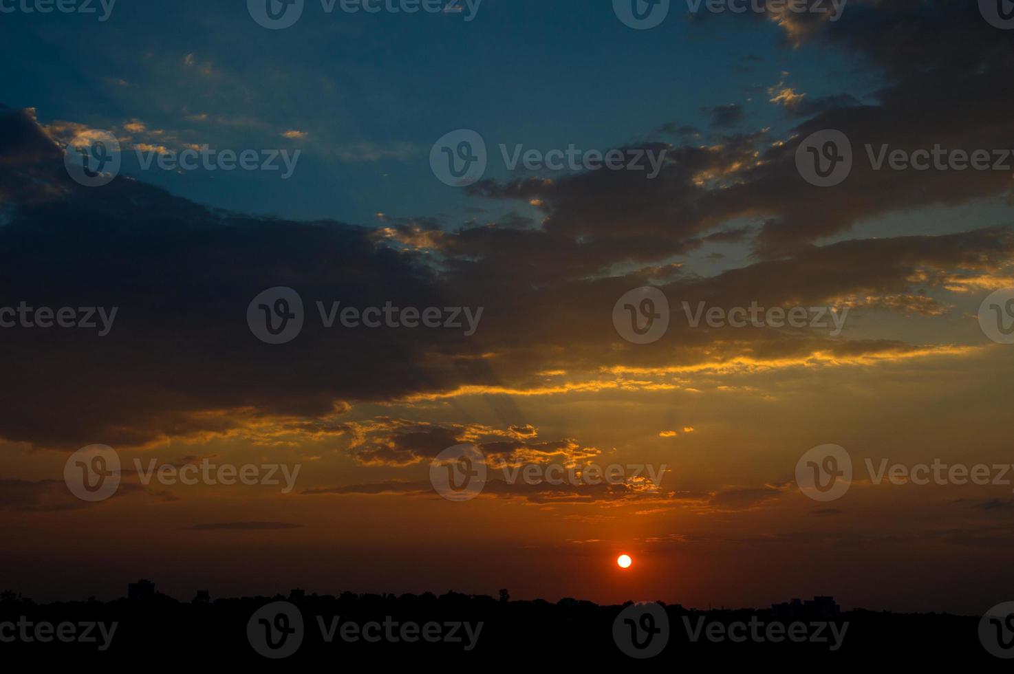 prachtige zonsondergang hemel met wolken. abstracte hemel. foto