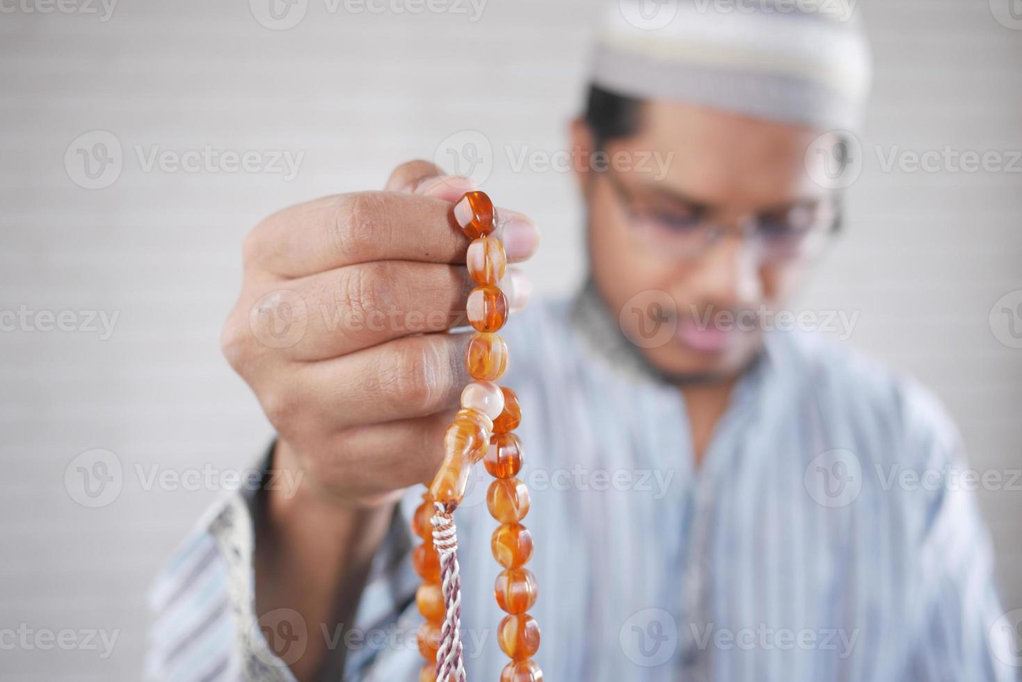 moslim man houdt hand in gebedsgebaren tijdens ramadan, close-up foto