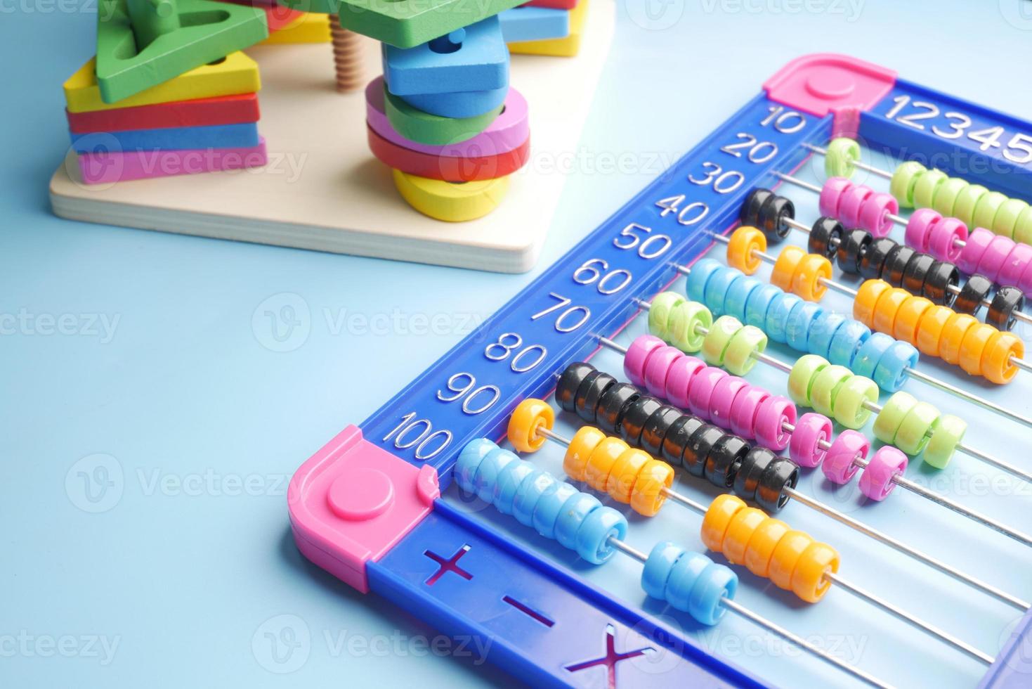 wiskunde leren speelgoed tellen op tafel foto