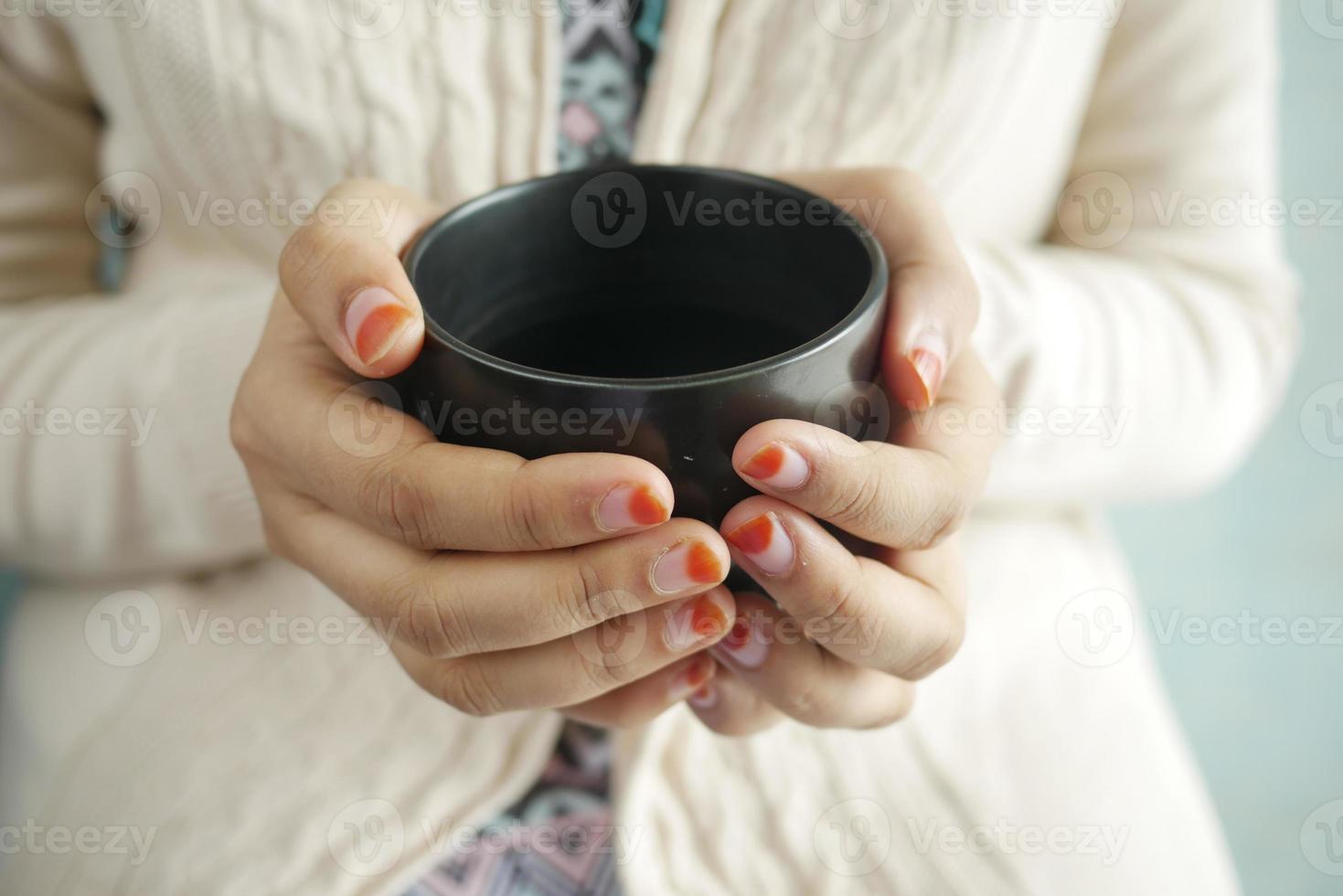 close-up van de hand van de vrouw met koffiemok foto