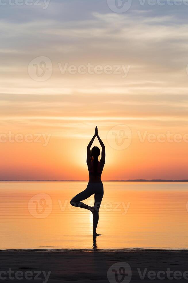 jong vrouw beoefenen yoga Aan een strand Bij zonsopkomst met een Doorzichtig lucht voor uitgebreid kopiëren ruimte ai generatief foto