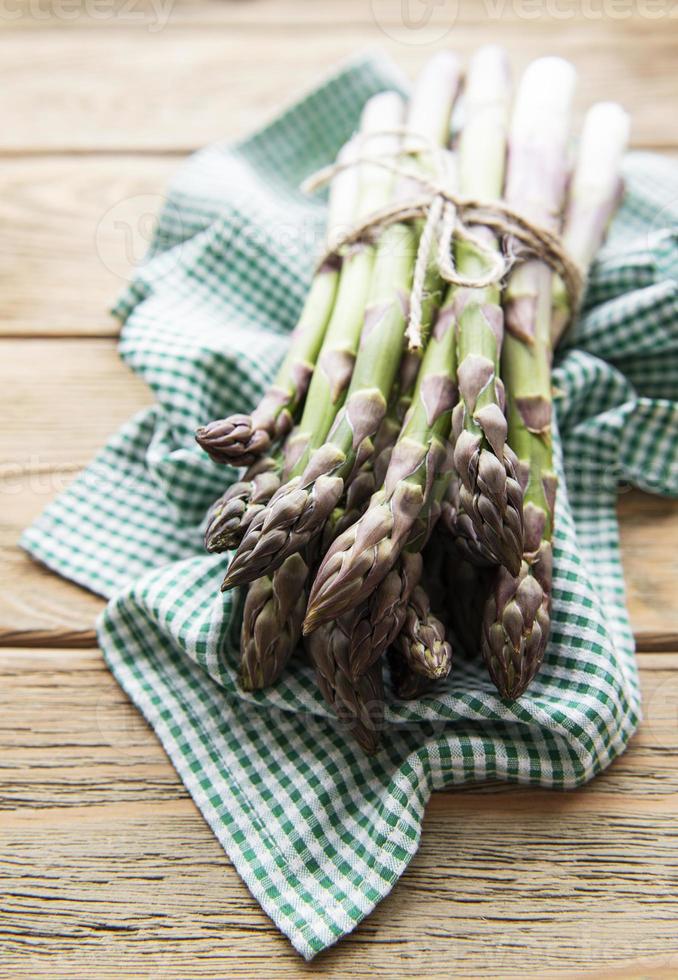 asperges op oude houten achtergrond. foto