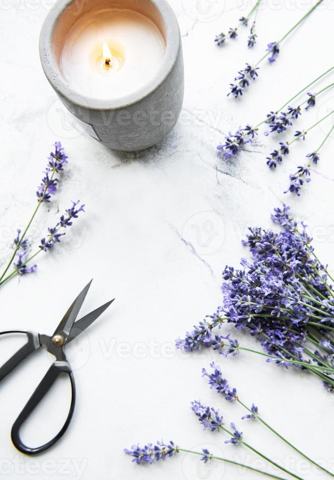 lavendel bloemen, kaars en schaar foto