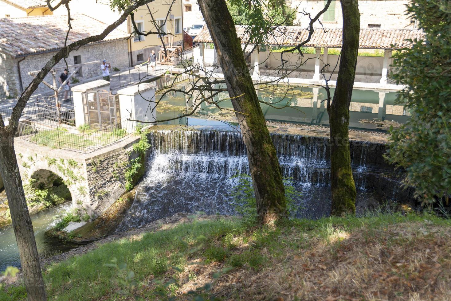 watervallen buiten de stad bevagna foto