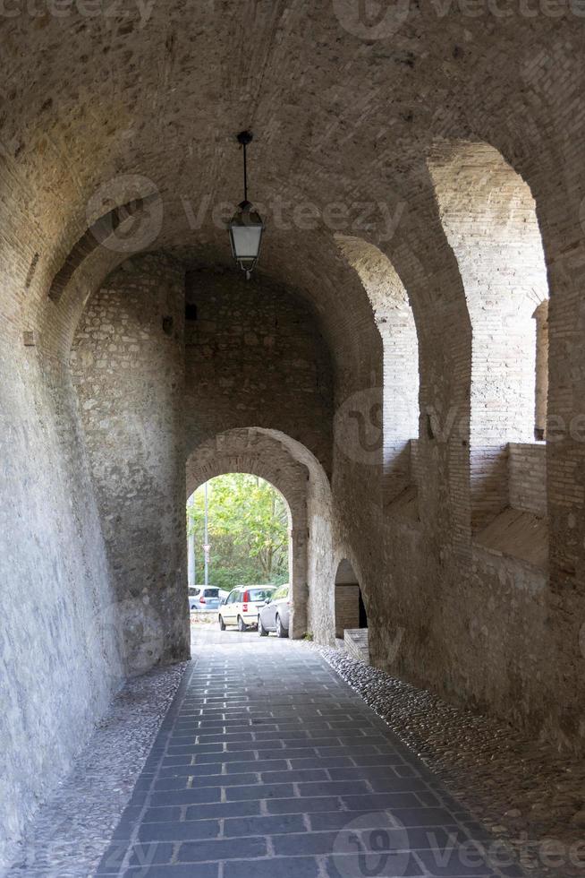 architectuur van steegjes en gebouwen in de stad collescipoli foto