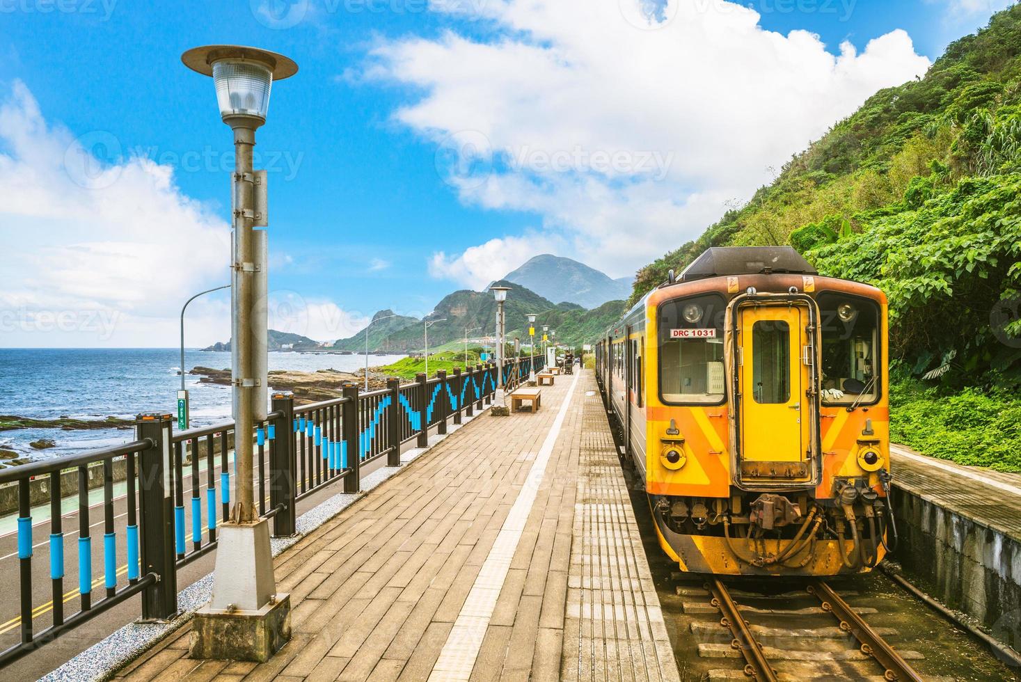 landschap van badouzi-treinstation in keelung-stad, taiwan foto