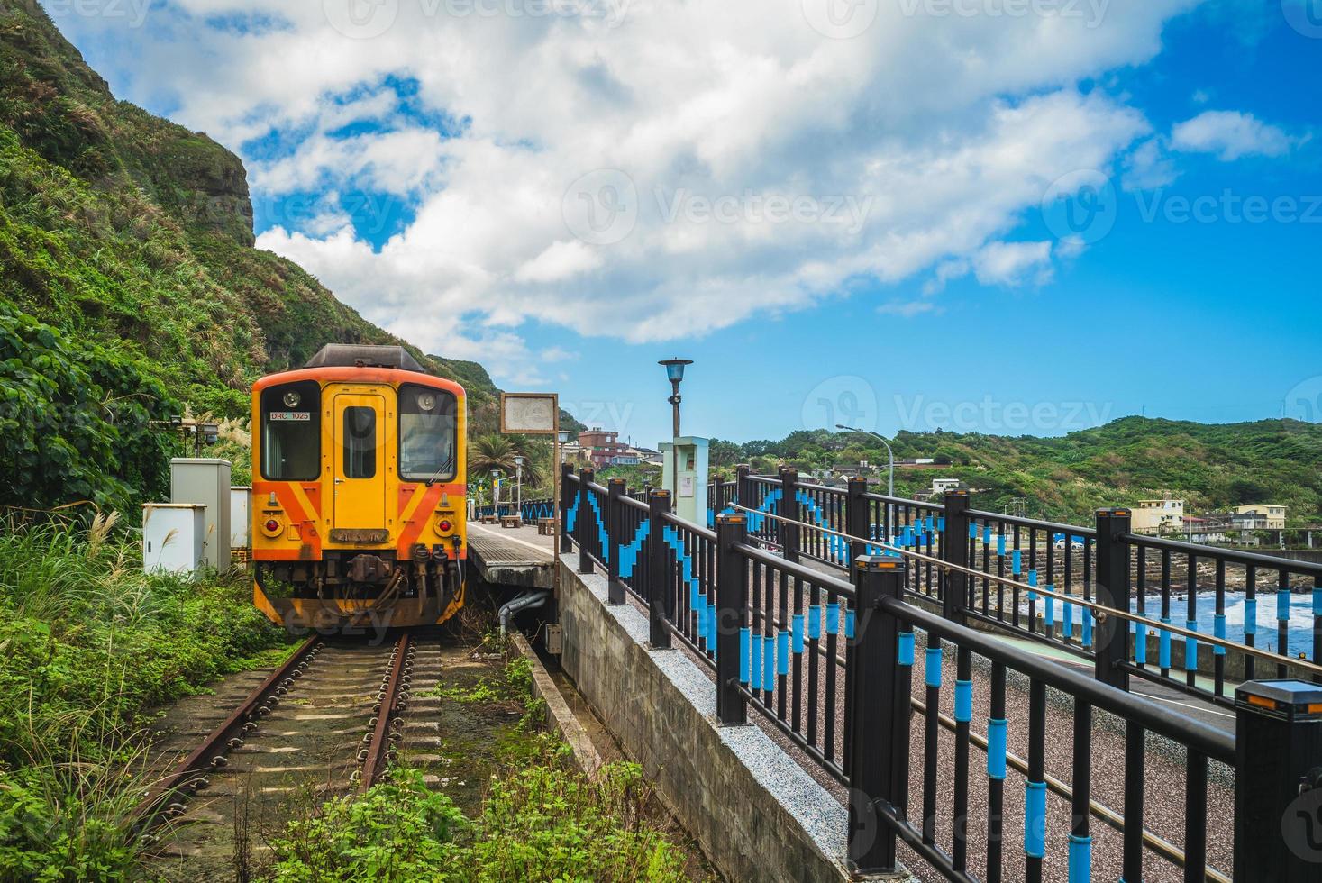 landschap van badouzi-treinstation in keelung-stad, taiwan foto