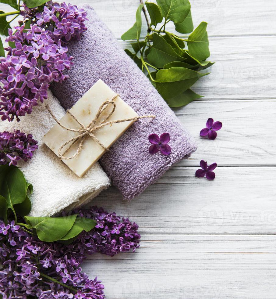 spa handdoeken en zeep en lolac bloemen foto