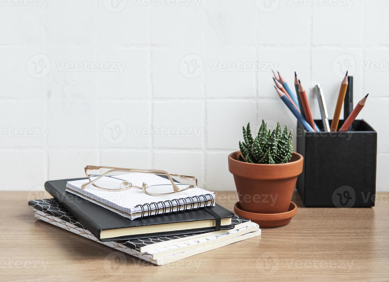 bureau tafel met notitieboekjes foto