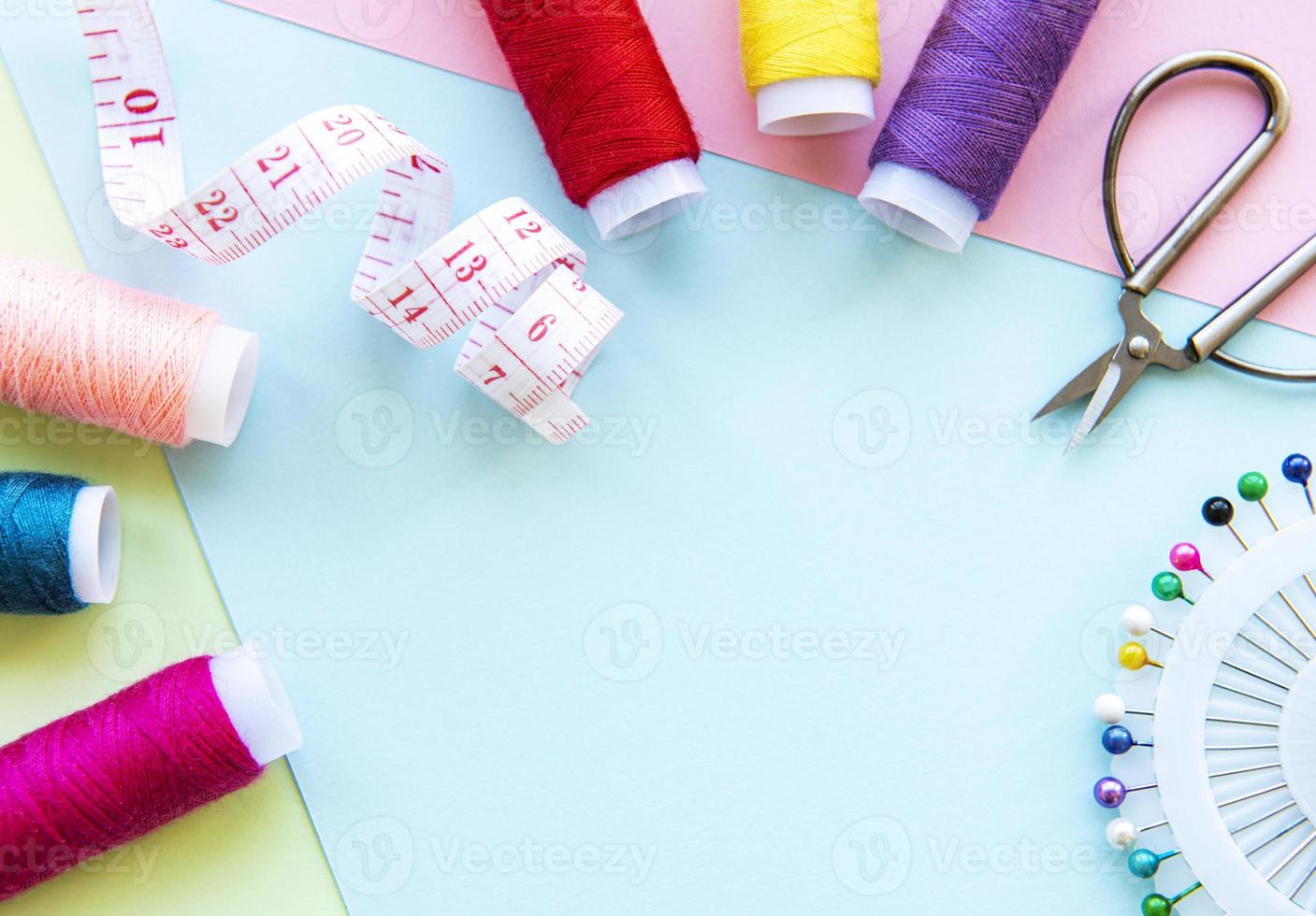 naaiaccessoires op een blauwe pastelachtergrond foto