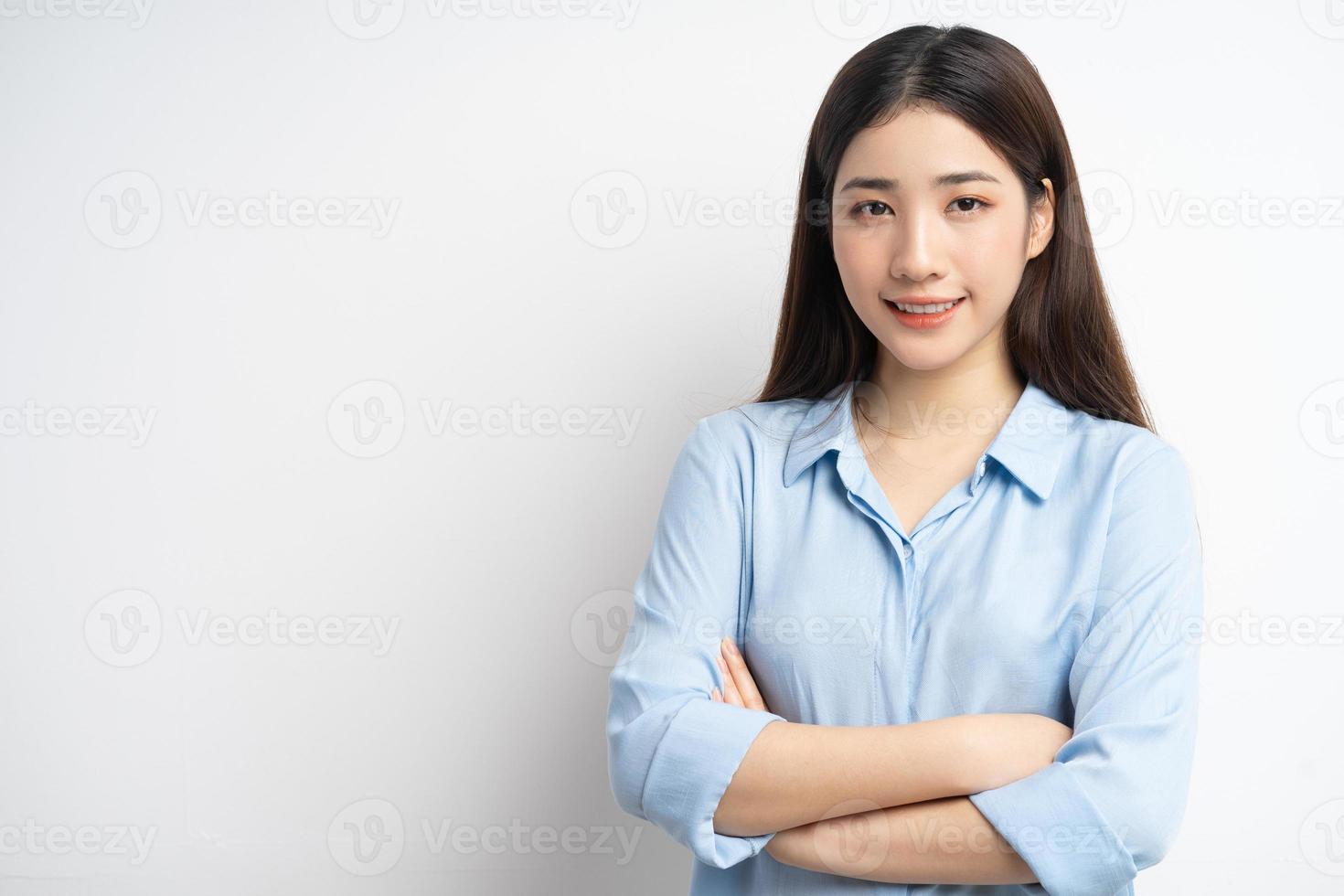 de aziatische vrouw kruist haar armen foto