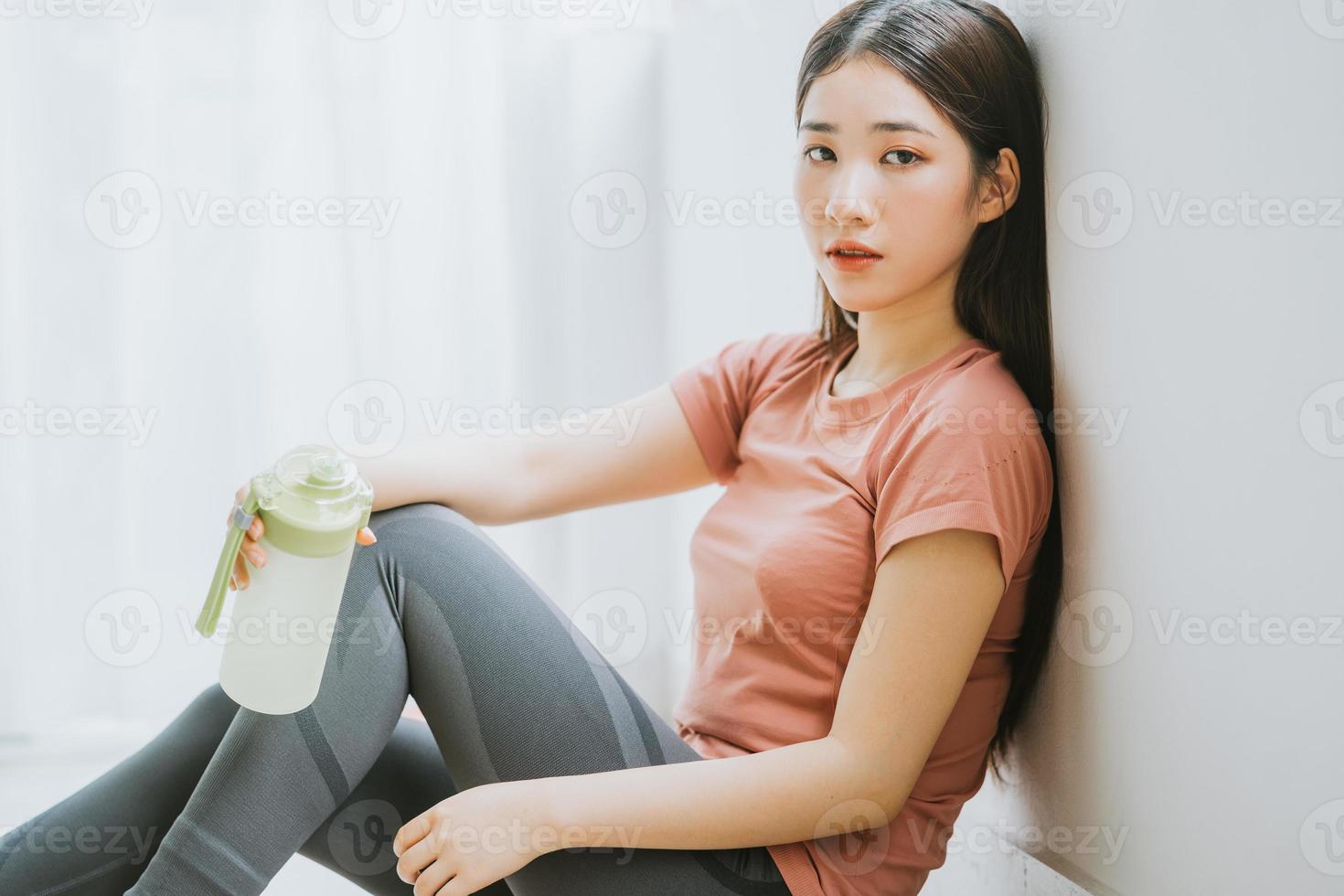 Aziatische vrouw rust na yoga foto